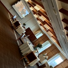 レンブラントホテル東京町田の画像｜披露宴会場は、落ち着いた大人っぽくもあり可愛らしくもあり
メルヘンがあふれていました。
テーブル