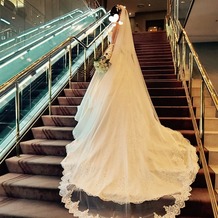 レンブラントホテル東京町田の画像｜悩み抜いたお気に入りのドレスと撮りたかった階段での写真で最上級の嬉しさでした。
