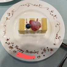 ザ・ロイヤルクラシック福岡の画像｜ウエディングケーキ。お誕生日の方へのサプライズでお皿にメッセージをお願いしました。