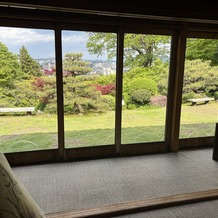 辻家庭園　～前田家家老旧横山家迎賓館～（金沢市指定文化財）の画像｜参列者待合室から見られる風景
