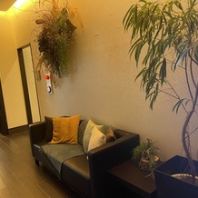 ベルクラシック防府の画像｜待合室のソファー。オシャレな雰囲気。