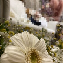 アルマリアン 福岡（ＡＬＭＡＬＩＥＮ　ＦＵＫＵＯＫＡ）の画像｜お花に囲まれたメインテーブル