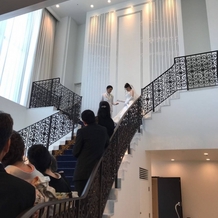 アルマリアン 福岡（ＡＬＭＡＬＩＥＮ　ＦＵＫＵＯＫＡ）の画像｜この大階段で式場を決めたようなものでした。とてもドラマチックでした。