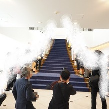 アルマリアン 福岡（ＡＬＭＡＬＩＥＮ　ＦＵＫＵＯＫＡ）の画像｜挙式から披露宴会場に移動する途中の演出。階段の上から新郎新婦が降りてきました。