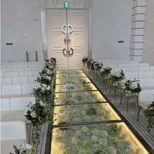 アルマリアン 福岡（ＡＬＭＡＬＩＥＮ　ＦＵＫＵＯＫＡ）の画像｜バージンロードはガラス張り。下にはお花が。