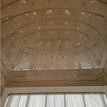 アルマリアン 福岡（ＡＬＭＡＬＩＥＮ　ＦＵＫＵＯＫＡ）の画像｜チャペル天井のシャンデリア