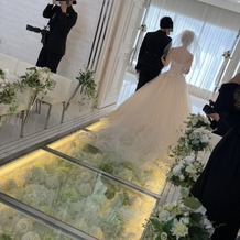 アルマリアン 福岡（ＡＬＭＡＬＩＥＮ　ＦＵＫＵＯＫＡ）の画像｜純白のドレスが素敵です。床がガラスでした！