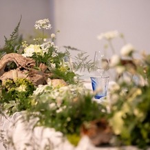 ブランシュメゾン・エ・コートダジュールの画像｜新郎新婦のテーブル装花