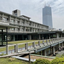 国際文化会館（International House of Japan）の画像｜庭園から見える建物外観