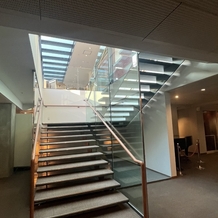 国際文化会館（International House of Japan）の画像｜エントランスから降りる階段もこだわりのデザイン