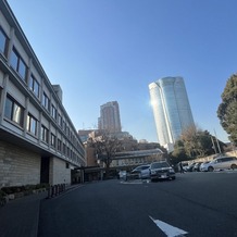 国際文化会館（International House of Japan）の画像｜エントランス前駐車場
