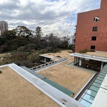 国際文化会館（International House of Japan）の画像｜本館２階より屋上庭園を見る