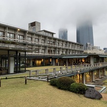 国際文化会館（International House of Japan）の画像｜庭園からの外観