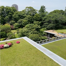 国際文化会館（International House of Japan）の画像｜3階からの屋上庭園の眺め