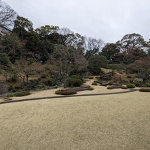 国際文化会館（International House of Japan）の画像｜建物から眺められる壮大な日本庭園