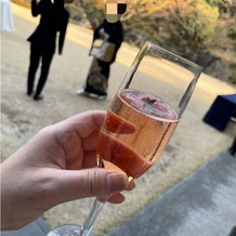 国際文化会館（International House of Japan）の画像｜庭園のドリンクカウンターで提供されたウエルカムドリンク