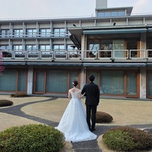 国際文化会館（International House of Japan）の画像｜庭園から望む建物外観