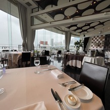 Ｔ’ＳＵＫＩ　ｓｕｒ　ｌａ　ｍｅｒ（ツキ　シュール　ラ　メール）の画像｜披露宴会場
レストラン営業用のテーブル配置になっています。
