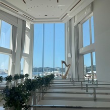 ハーバーテラス ＳＡＳＥＢＯ迎賓館の画像｜白基調の式場で天井からは羽を降らせることができる。