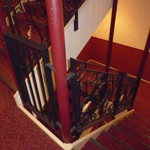 エミリア（Wedding Court EMILIA）の画像｜館内の階段もおしゃれで、フォト撮影にも向いていそうです。