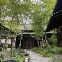 アカガネリゾート京都東山　（AKAGANE RESORT KYOTO HIGASHIYAMA）の画像｜門を入って見える景色です