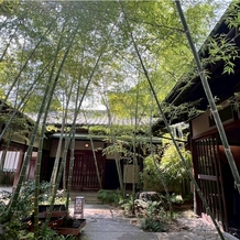 アカガネリゾート京都東山　（AKAGANE RESORT KYOTO HIGASHIYAMA）の画像｜入り口入った後の庭