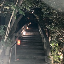 アカガネリゾート京都東山　（AKAGANE RESORT KYOTO HIGASHIYAMA）の画像｜出入り口の階段側の方。平坦な入り口もあります。