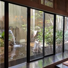 クラシカ表参道／別邸KEYAKIの画像｜地下一階の会場からは日本庭園風の小さなお庭が見えます