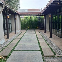 クラシカ表参道／別邸KEYAKIの画像｜挙式後に参列者と新郎新婦が写真撮影をする場所
