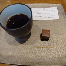 クラシカ表参道／別邸KEYAKIの画像｜見学と試食を終えたあとの茶菓子
お茶とコーヒーが合わさったものとチョコレート羊羹