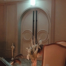チャペル・ド・コフレの画像｜新婦入場前の扉です。照明が暗くなり、雰囲気が変わります。