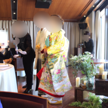 ＫＯＴＯＷＡ 京都 八坂（コトワ 京都 八坂）の画像｜黄色の色打ち掛けが新婦に似合っていて素敵でした
新郎の白い袴も珍しくてお洒落でした