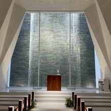 ＫＯＴＯＷＡ 京都 八坂（コトワ 京都 八坂）の画像｜滝のような水の壁が印象的な、光あふれる神聖なチャペル。