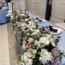 ＴＨＥ　ＳＥＡＳＯＮ’Ｓ（ザ・シーズンズ）の画像｜新郎新婦のテーブルに飾られる花のイメージ