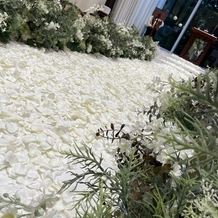 ＴＨＥ　ＳＥＡＳＯＮ’Ｓ（ザ・シーズンズ）の画像｜床に花が敷かれていました。