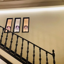 ＴＨＥ　ＳＥＡＳＯＮ’Ｓ（ザ・シーズンズ）の画像｜受付付近の階段