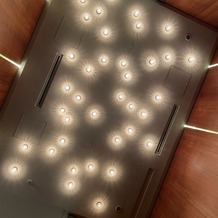 アンダーズ 東京（Andaz Tokyo）の画像｜上を見上げると切子のグラスが使われた照明が。