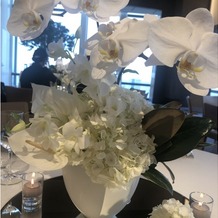 アンダーズ 東京（Andaz Tokyo）の画像｜白を基調としたゲストテーブル花