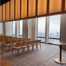 アンダーズ 東京（Andaz Tokyo）の画像｜窓の大きな披露宴会場