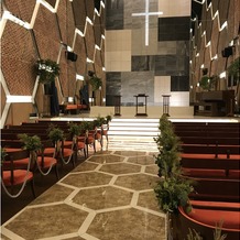 ノートルダム横浜みなとみらいの画像｜～WAREHOUSE～赤レンガ風の内装で、祭壇には滝が流れていてリラックス効果もありそうです