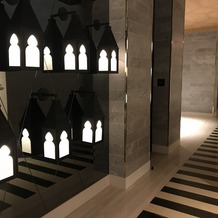 ノートルダム横浜みなとみらいの画像｜披露宴会場の廊下。おとぎばなしのような空間