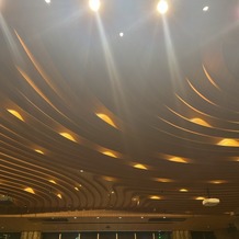 ノートルダム横浜みなとみらいの画像｜海イメージの披露宴会場天井