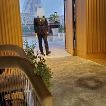 ノートルダム横浜みなとみらいの画像｜新郎入場。扉が空いたらみなとみらいの景色が広がります。