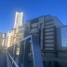 ノートルダム横浜みなとみらいの画像｜渡り廊下前、外観