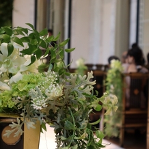 ＬＡＺＯＲ　ＧＡＲＤＥＮ　ＯＳＡＫＡ（ラソール　ガーデン　大阪）の画像｜チャペルの装花