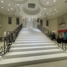 アメリーモンシュシュの画像｜挙式会場に繋がる階段