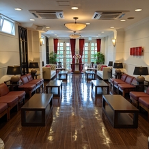 KOTOWA 鎌倉 鶴ヶ岡会館の画像｜親族の待合室です。開放的な空間でリラックスして式の準備ができます。