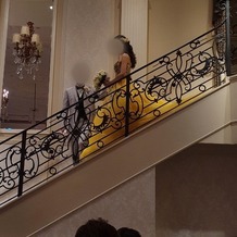 ハートコート横浜（ＨＥＡＲＴ ＣＯＵＲＴ 横浜）の画像｜お色直しで階段を降りる演出でした。