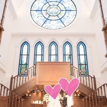 アルカンシエル luxe mariage大阪の画像｜白に青いステンドグラスが映えます