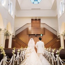 アルカンシエル luxe mariage大阪の画像｜白いバージンロードに白いドレスが映えました